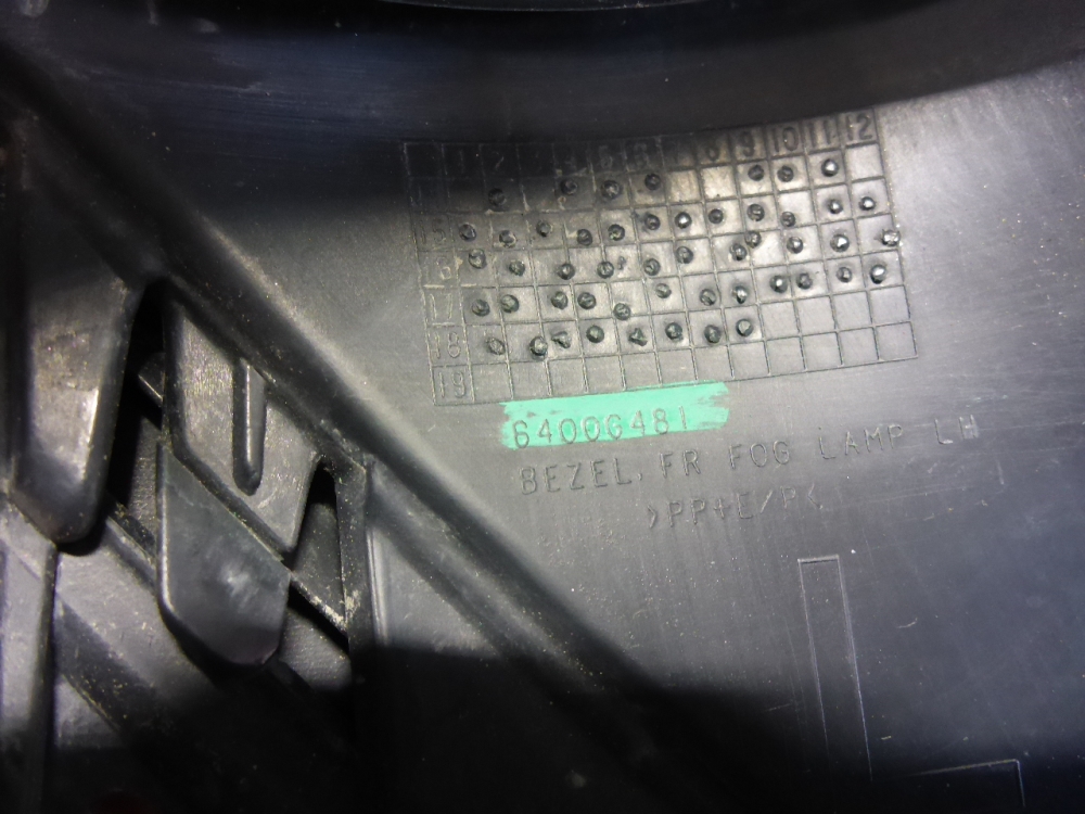 Рамка противотуманной фары левой