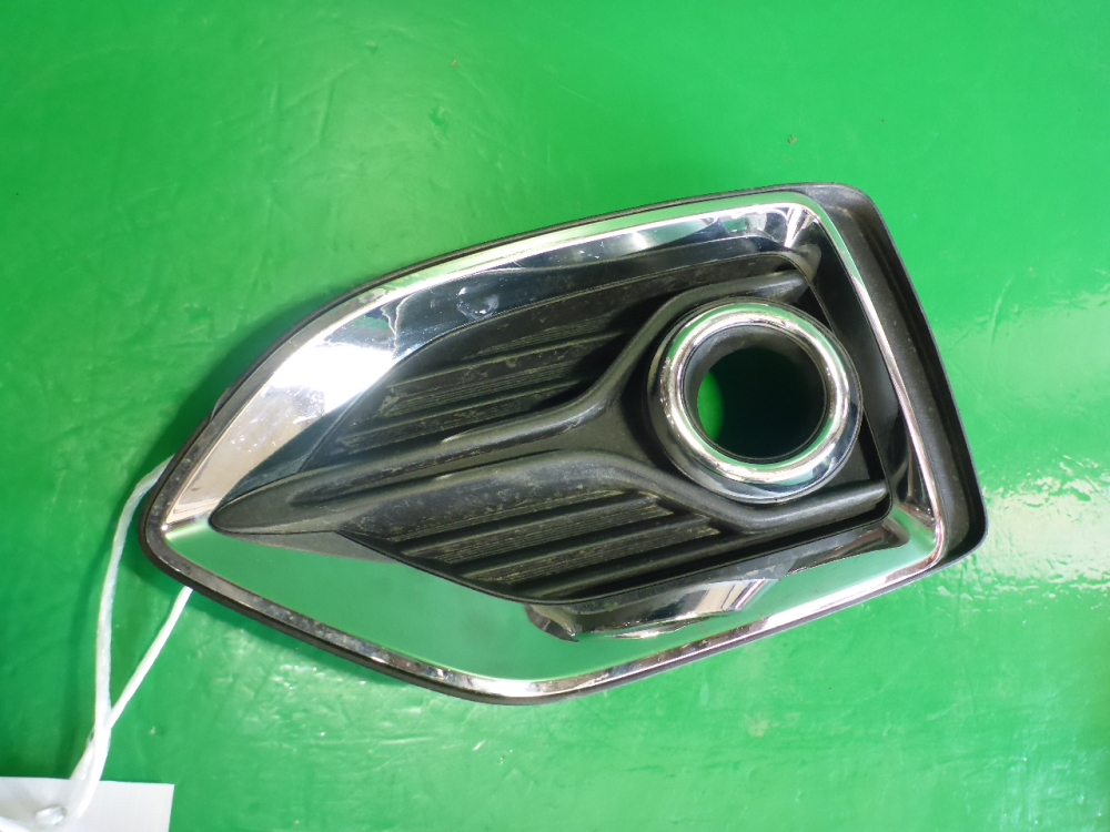 Рамка противотуманной фары левой