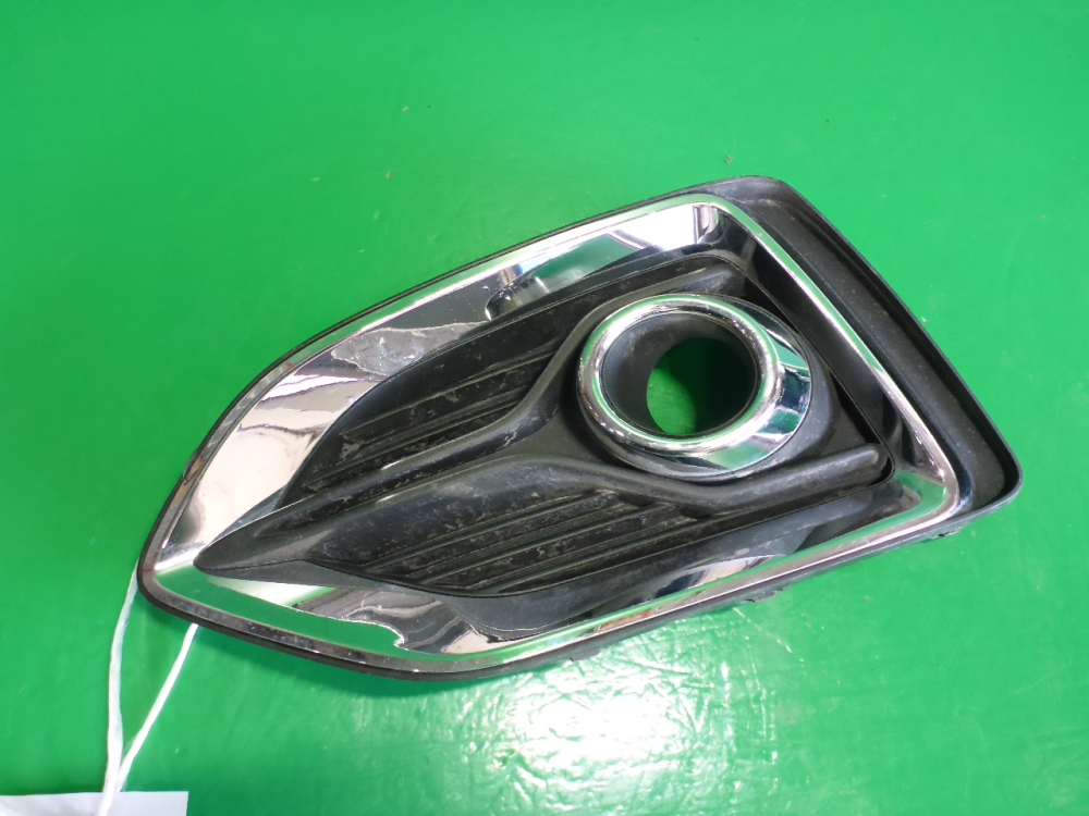 Рамка противотуманной фары левой