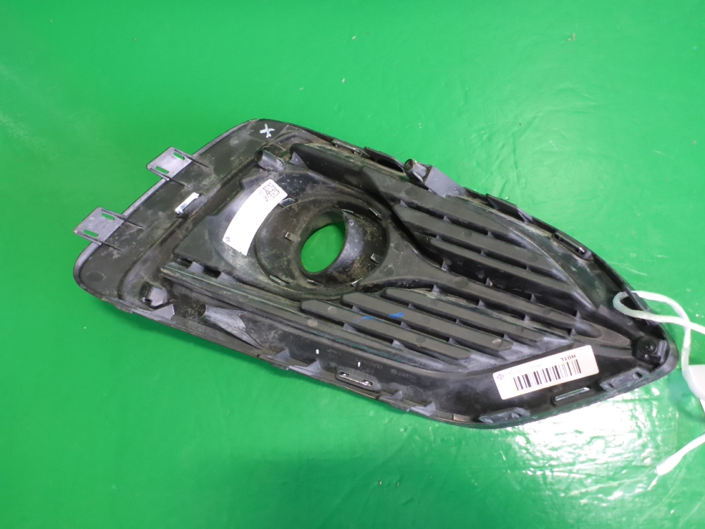 Рамка противотуманной фары левой