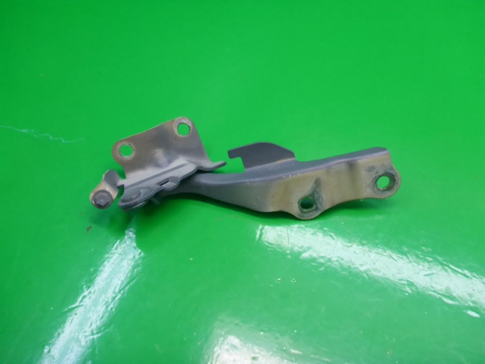 Петля капота левая