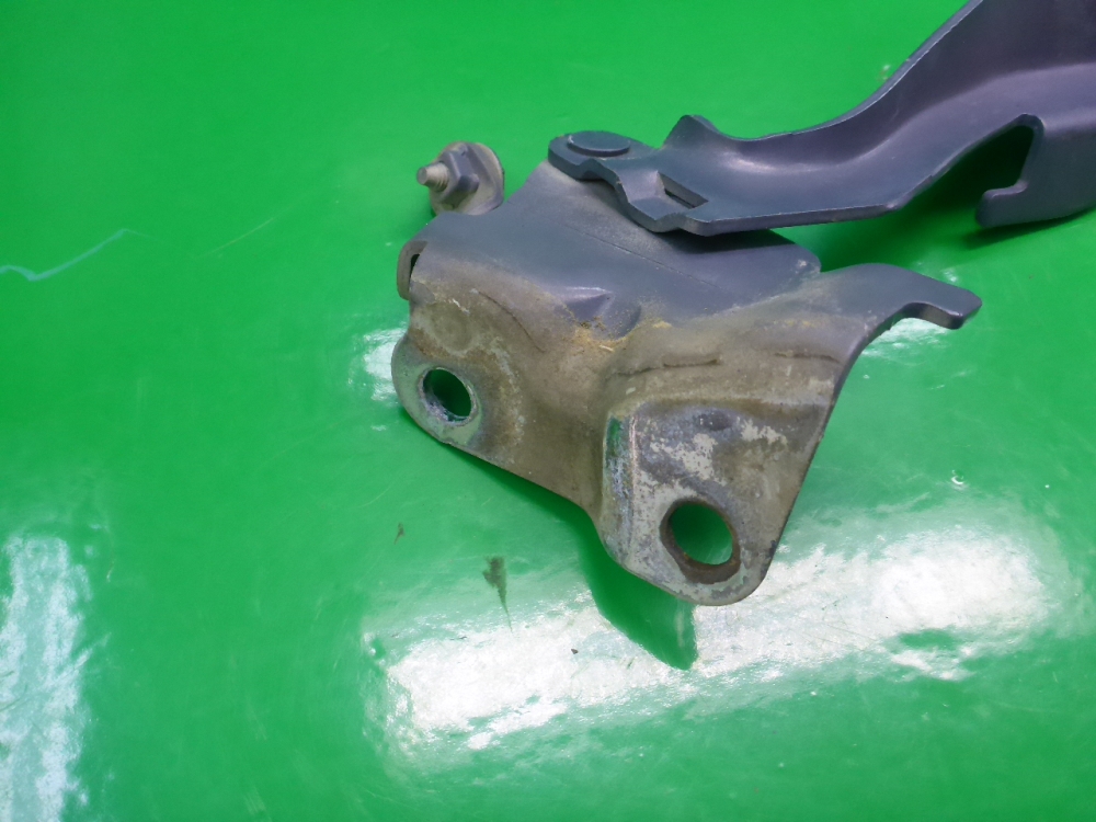 Петля капота левая