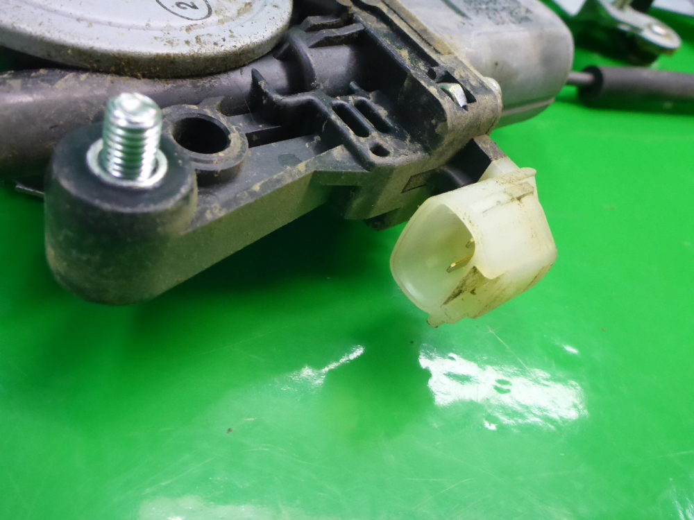 Стеклоподъемник электр. задний левый