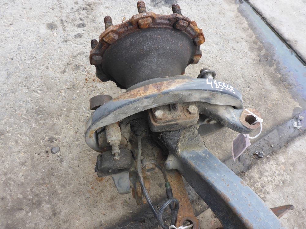 Кулак поворотный передний левый