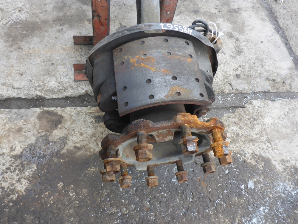 Кулак поворотный передний правый