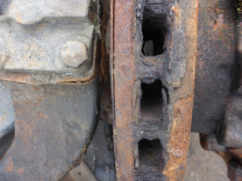 Кулак поворотный передний левый