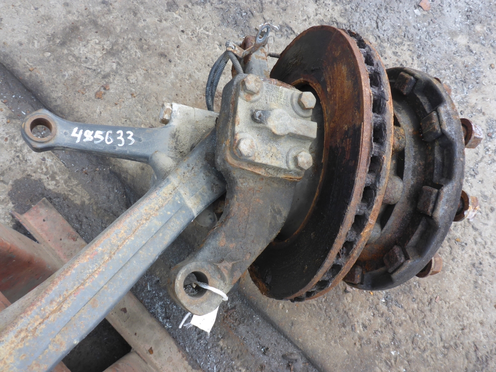 Кулак поворотный передний левый