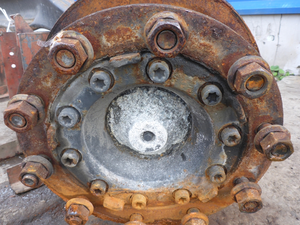 Кулак поворотный передний левый