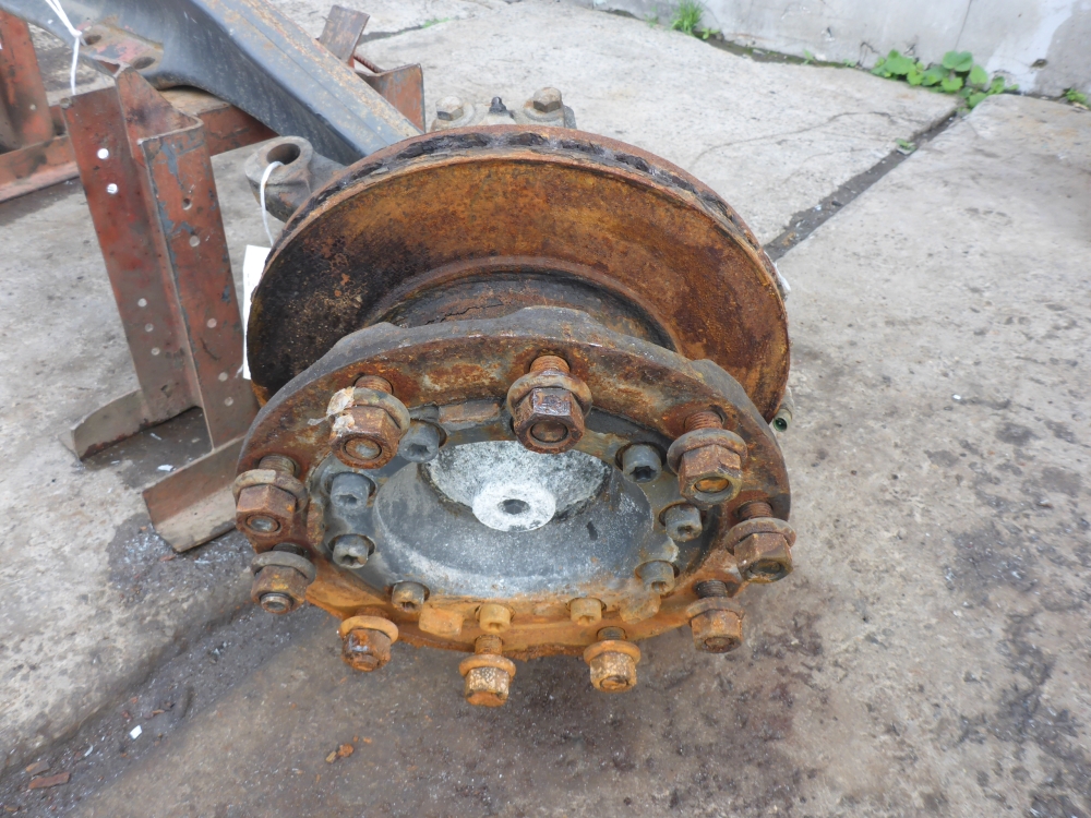 Кулак поворотный передний левый