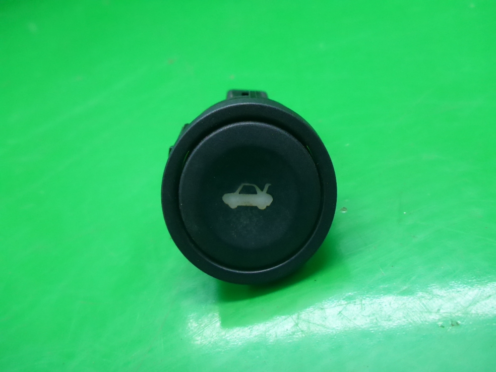 Кнопка открывания багажника