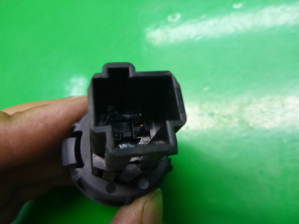 Кнопка открывания багажника