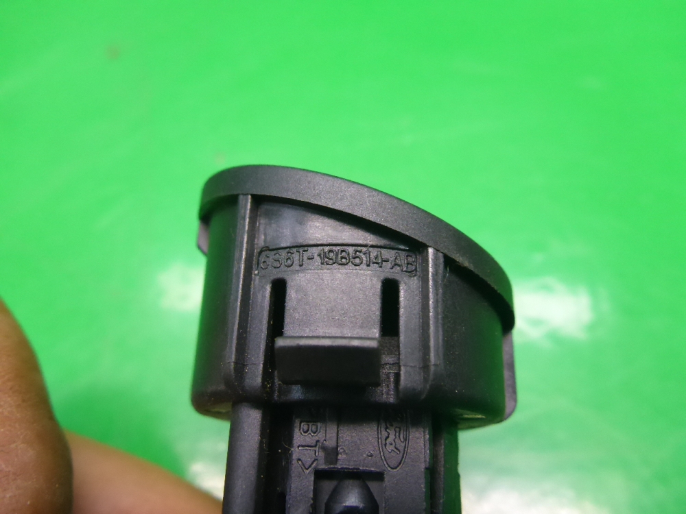 Кнопка открывания багажника