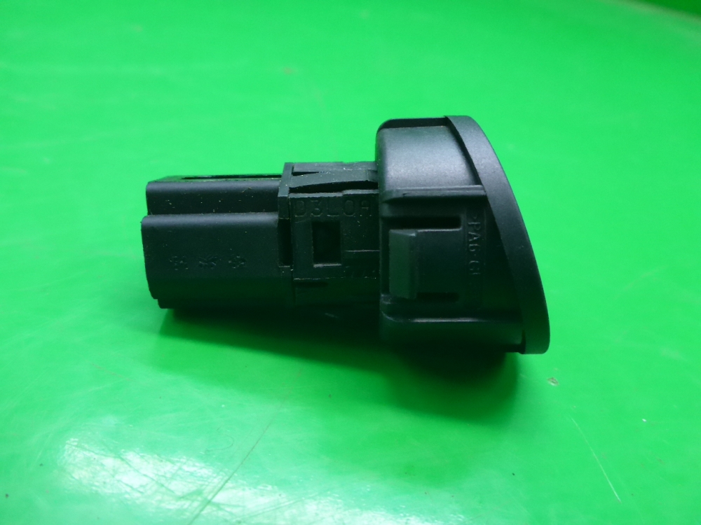 Кнопка открывания багажника