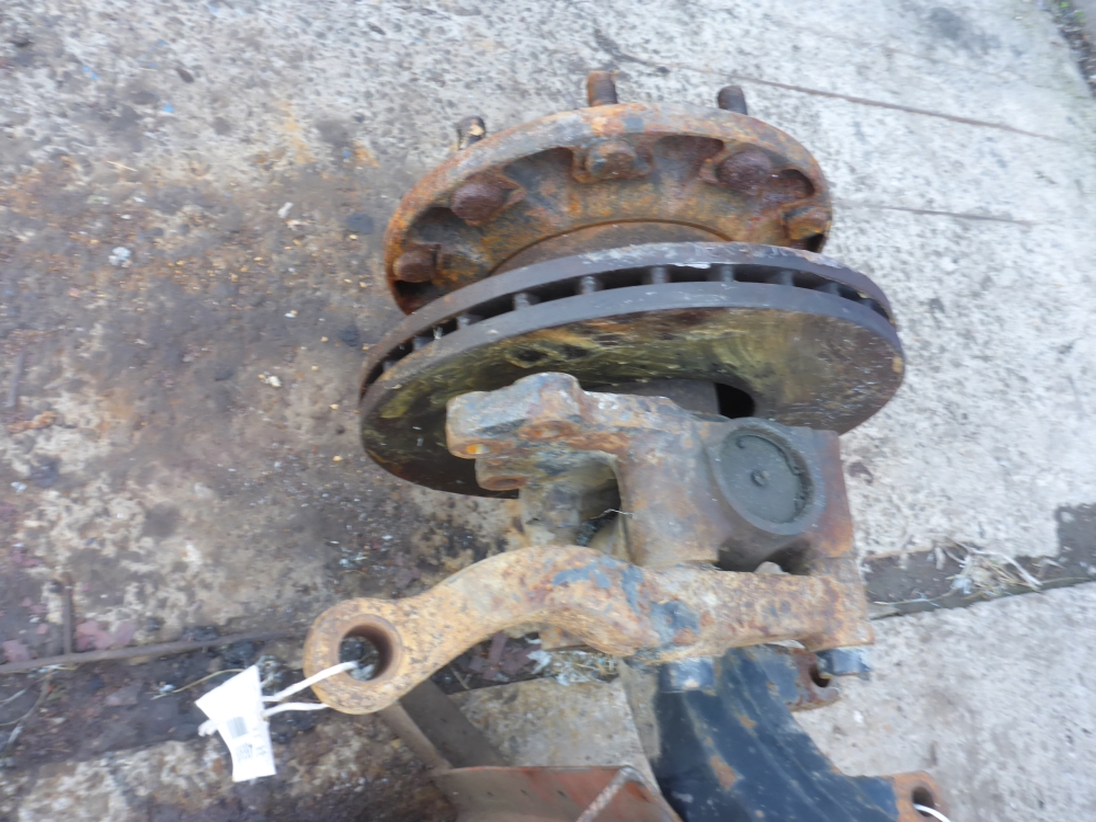 Кулак поворотный передний правый