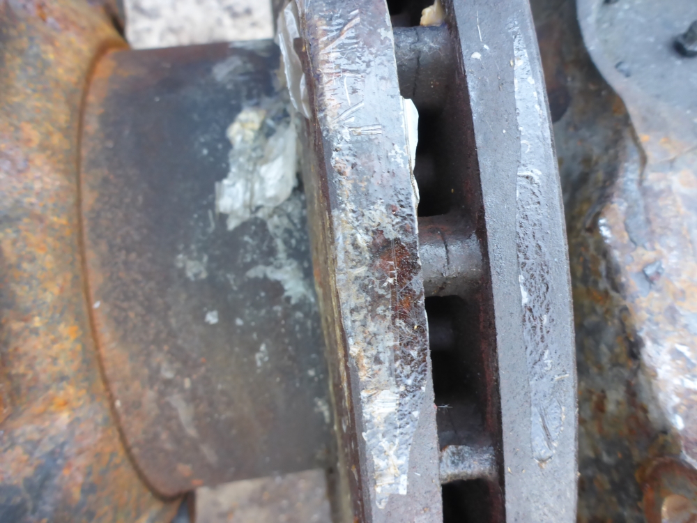 Кулак поворотный передний правый