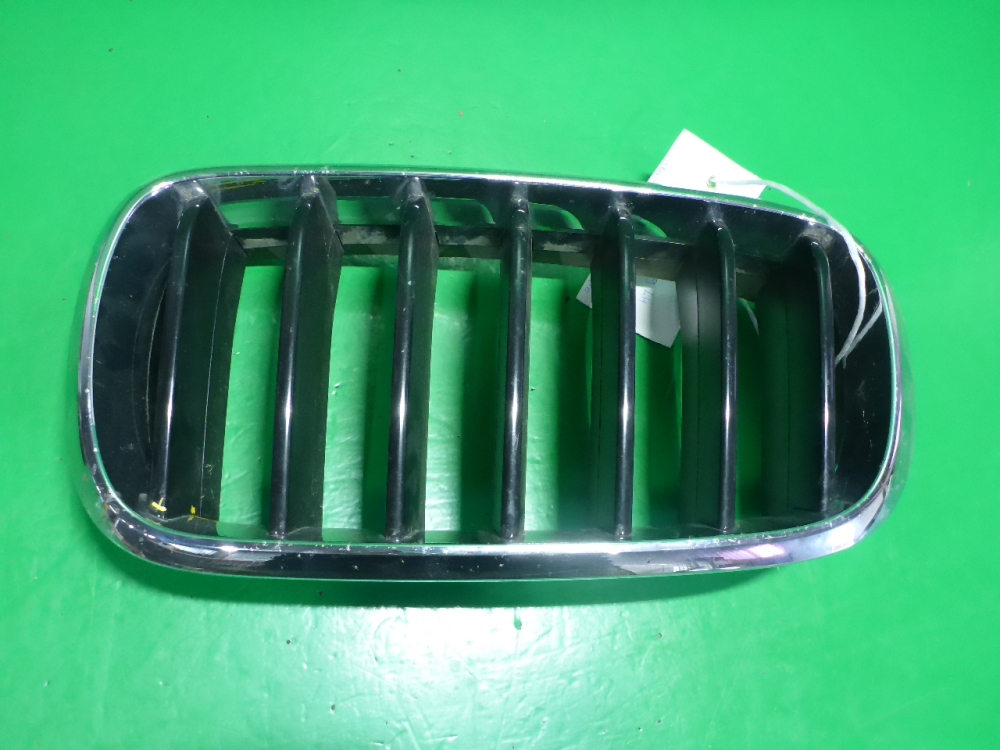 Решетка радиатора левая