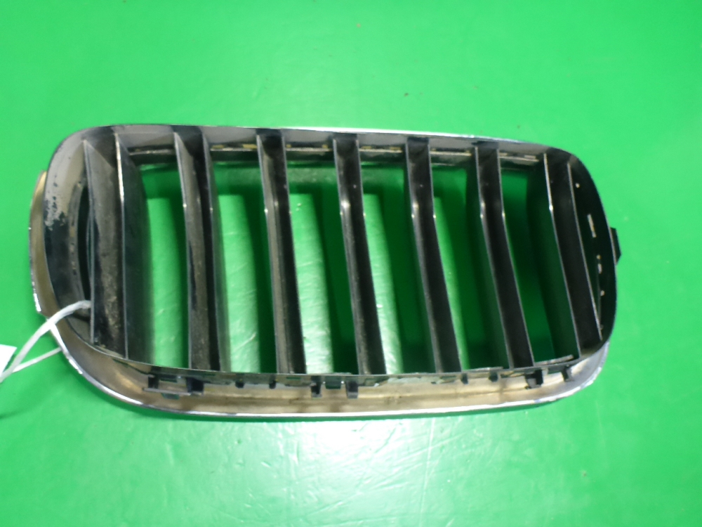 Решетка радиатора левая