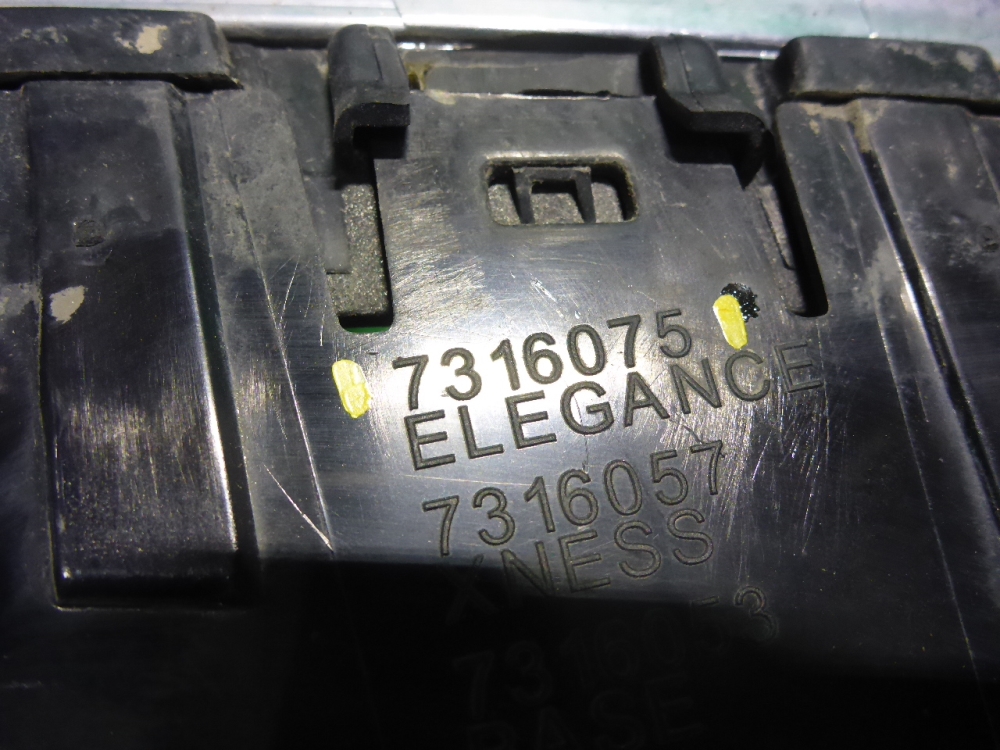 Решетка радиатора левая