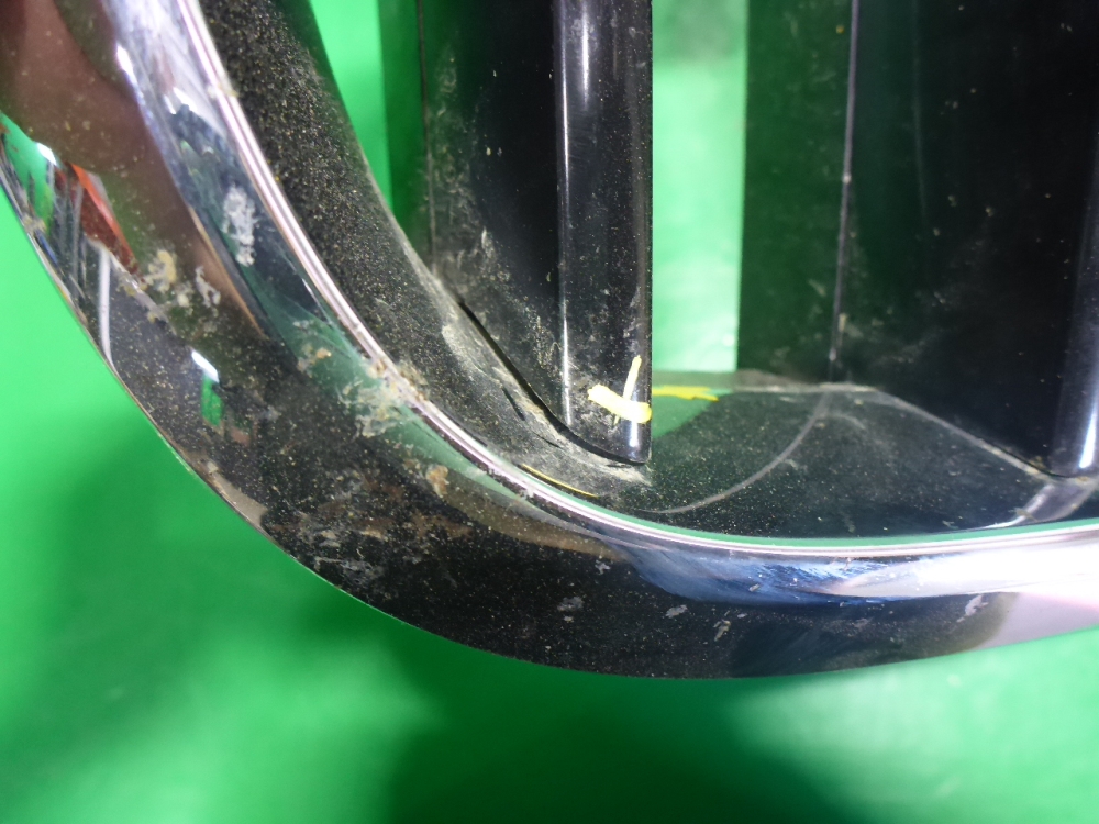 Решетка радиатора левая