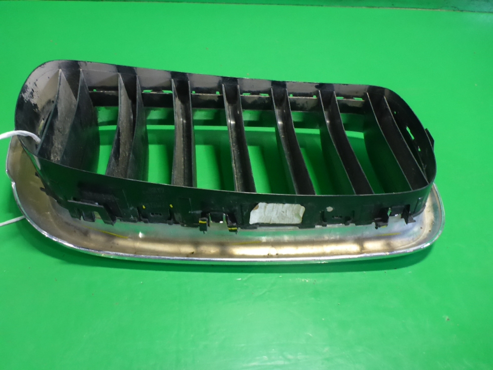 Решетка радиатора левая