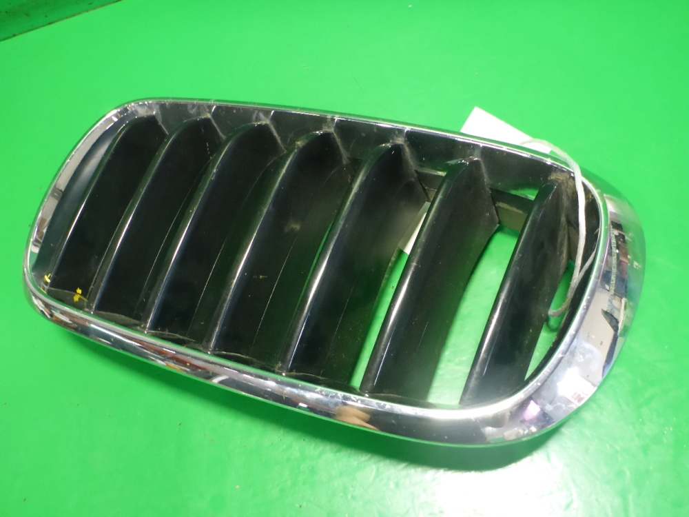 Решетка радиатора левая