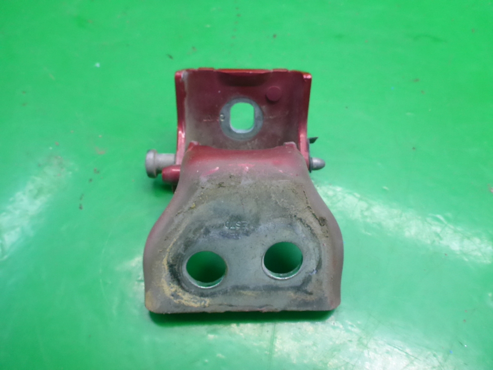 Петля двери передней левой верхняя