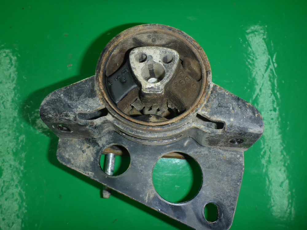 Опора двигателя правая