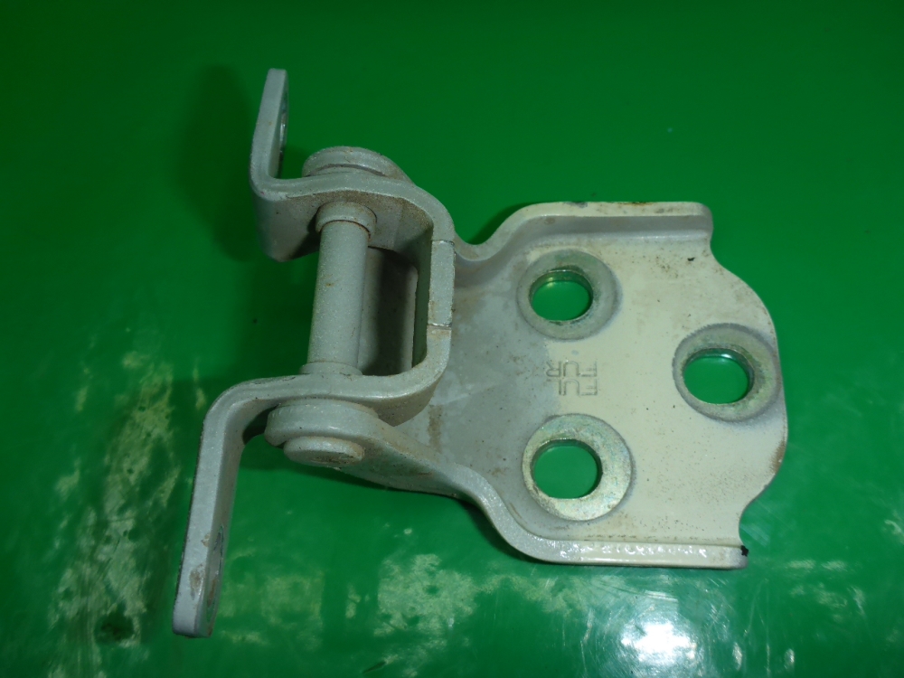 Петля двери передней правой верхняя