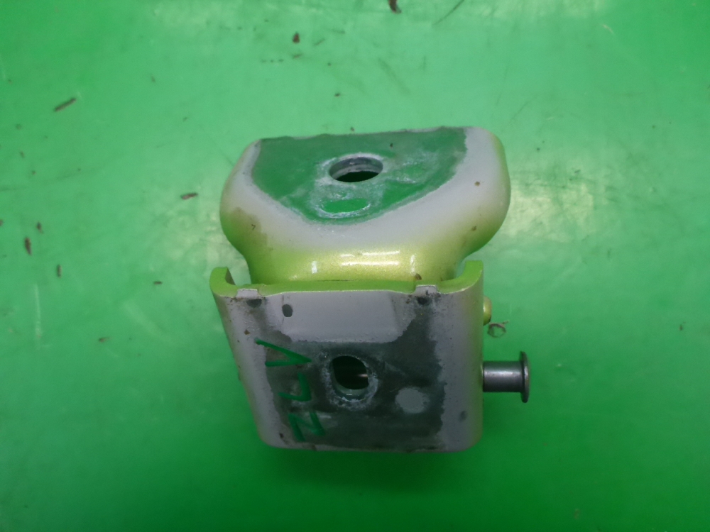 Петля двери задней левой верхняя