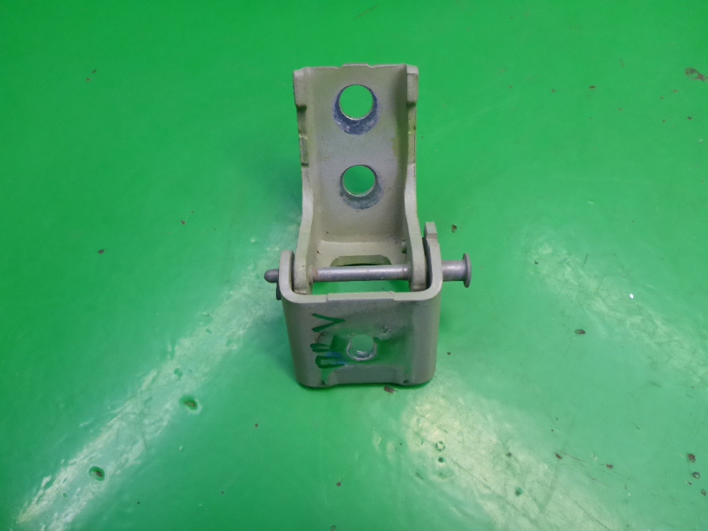 Петля двери передней правой верхняя