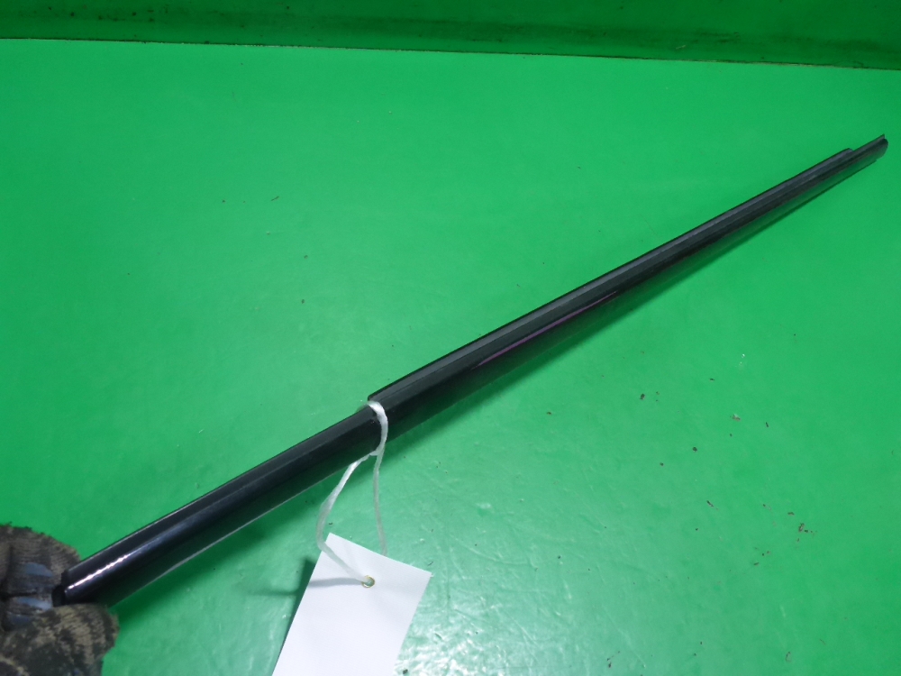 Накладка стекла заднего правого