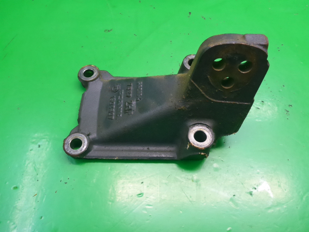 Кронштейн двигателя правый