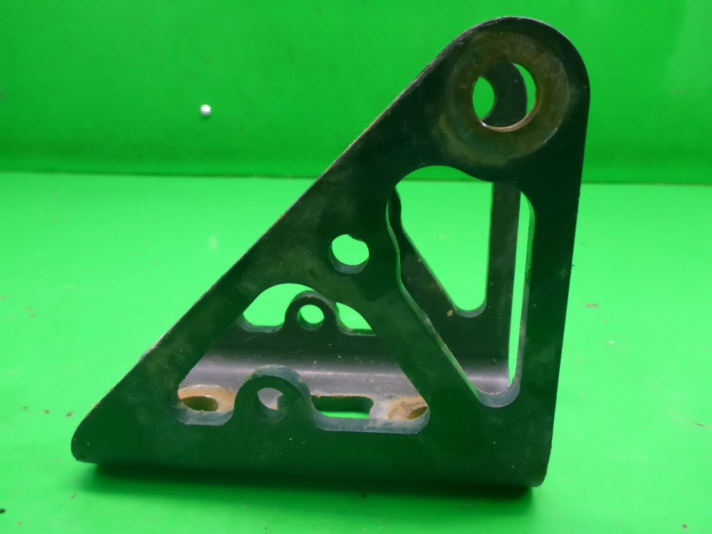 Кронштейн амортизатора