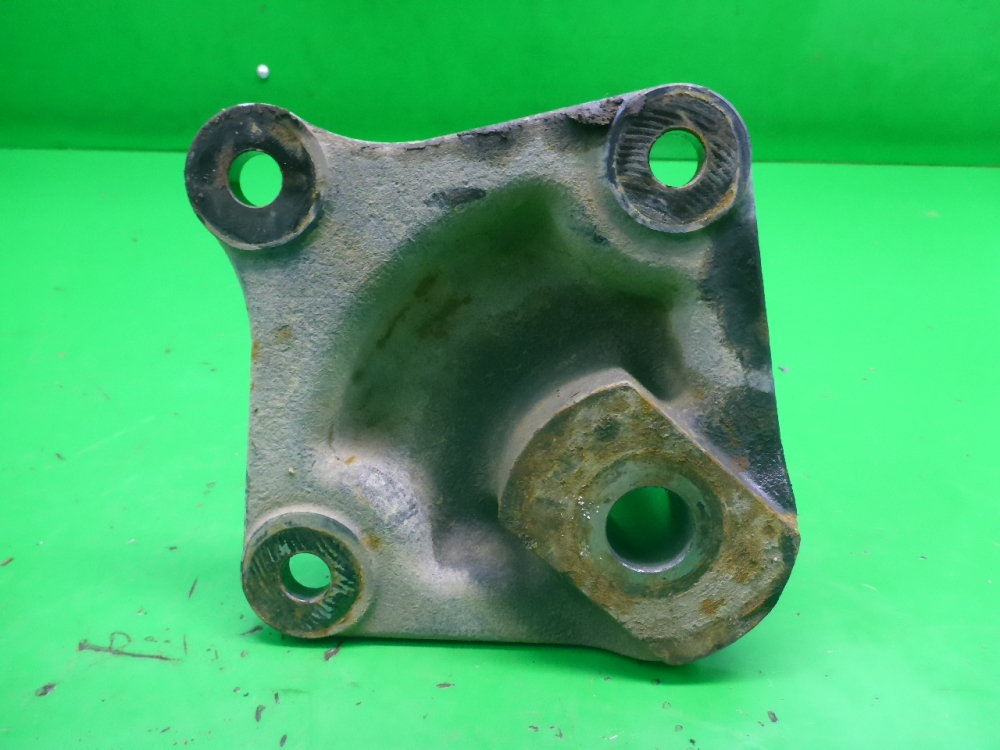 Кронштейн рабочего цилиндра подъема кабины