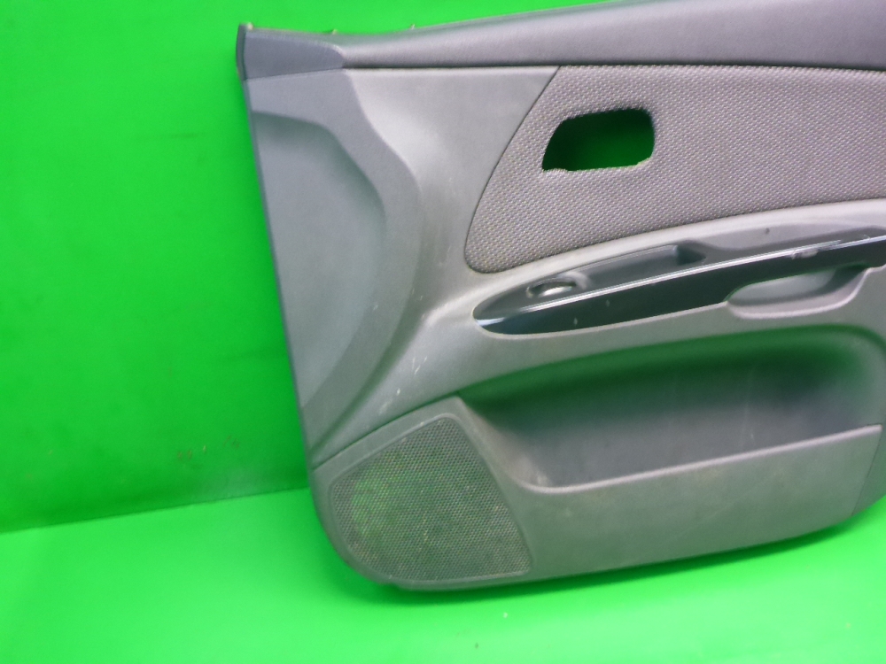 Обшивка двери передней правой