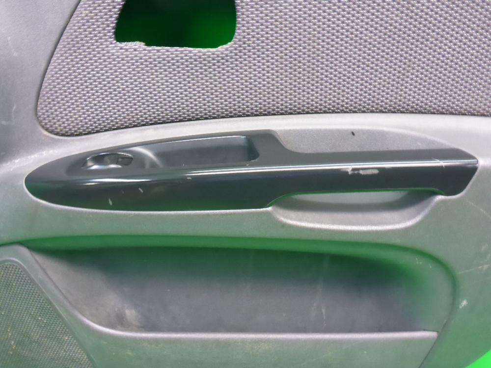 Обшивка двери передней правой