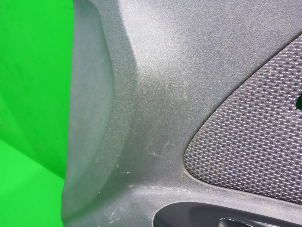 Обшивка двери передней правой