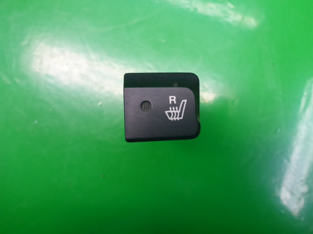 Кнопка обогрева сидений