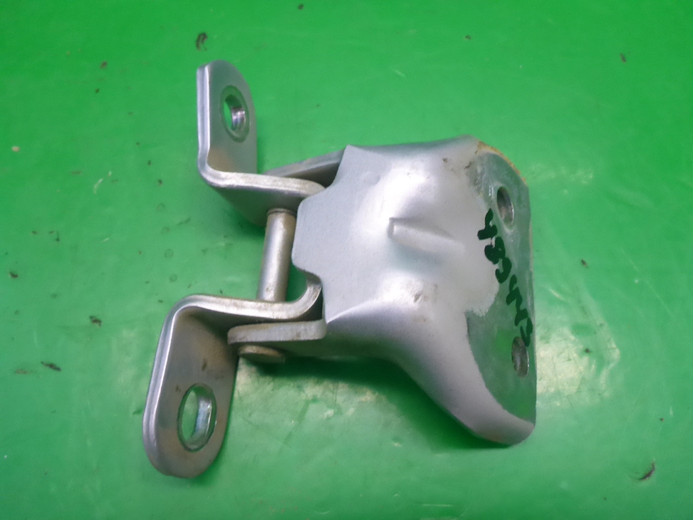 Петля двери задней левой верхняя