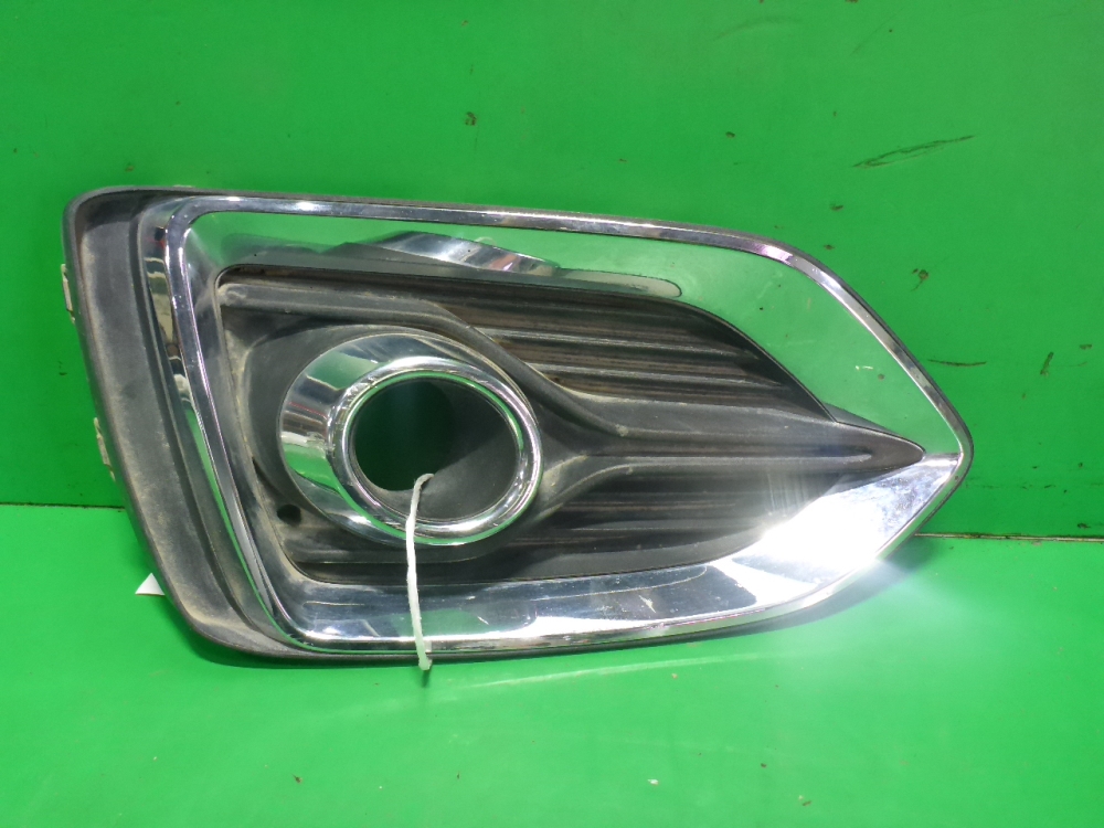 Рамка противотуманной фары левой