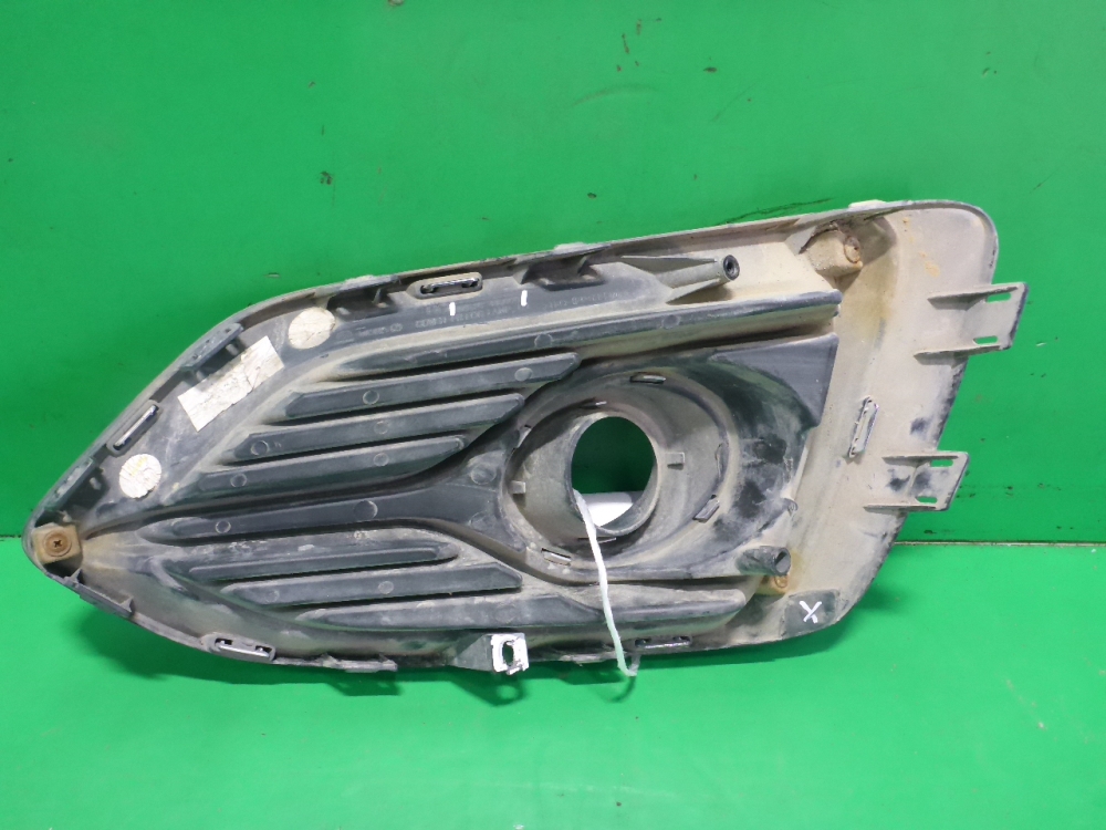 Рамка противотуманной фары левой