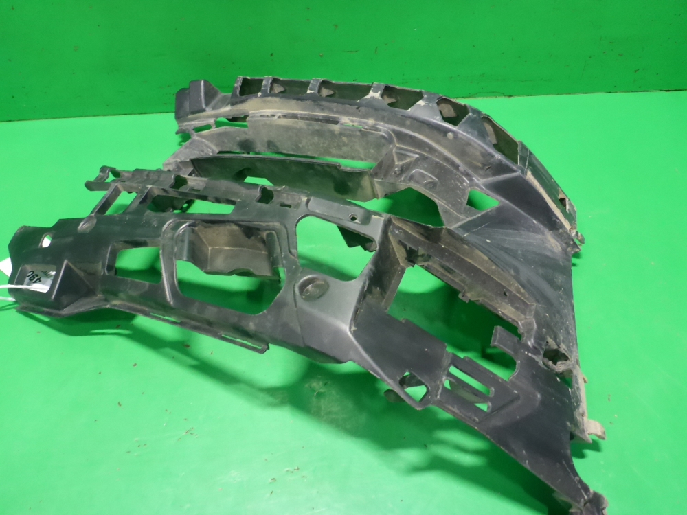 Кронштейн переднего бампера правый