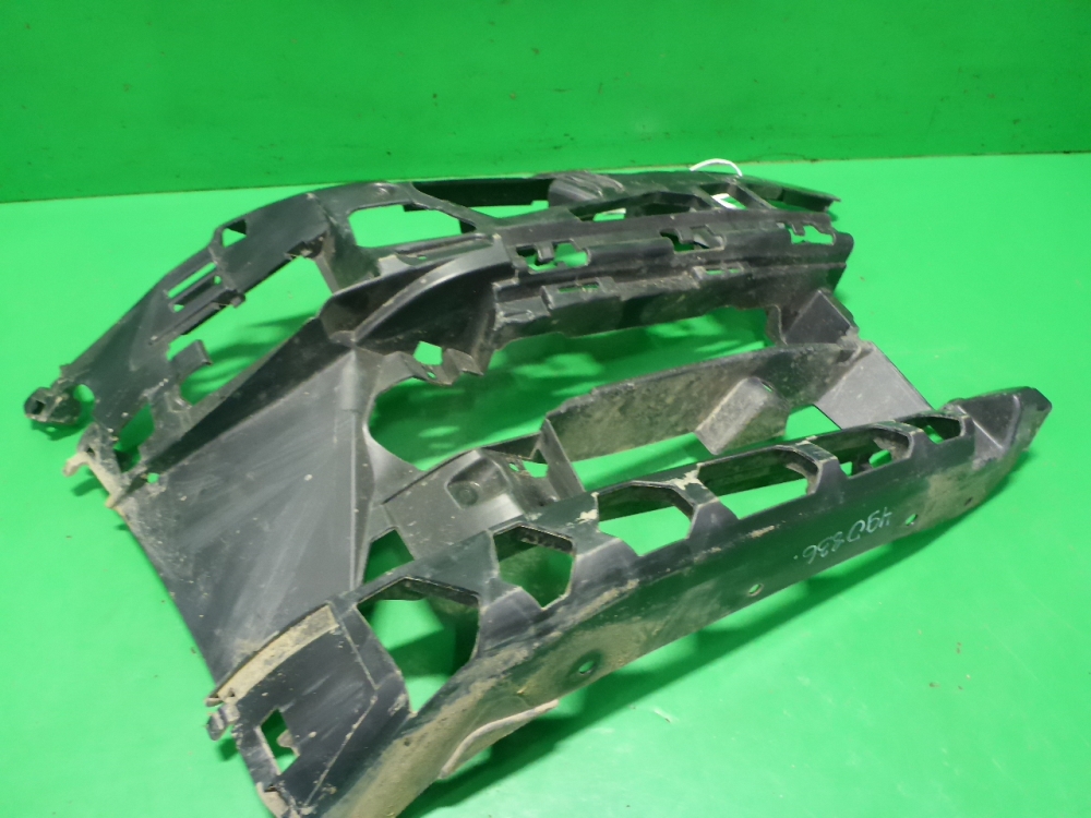 Кронштейн переднего бампера правый