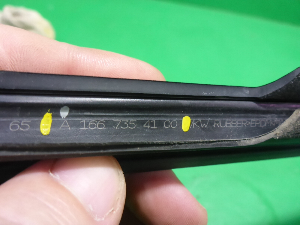 Накладка стекла заднего левого