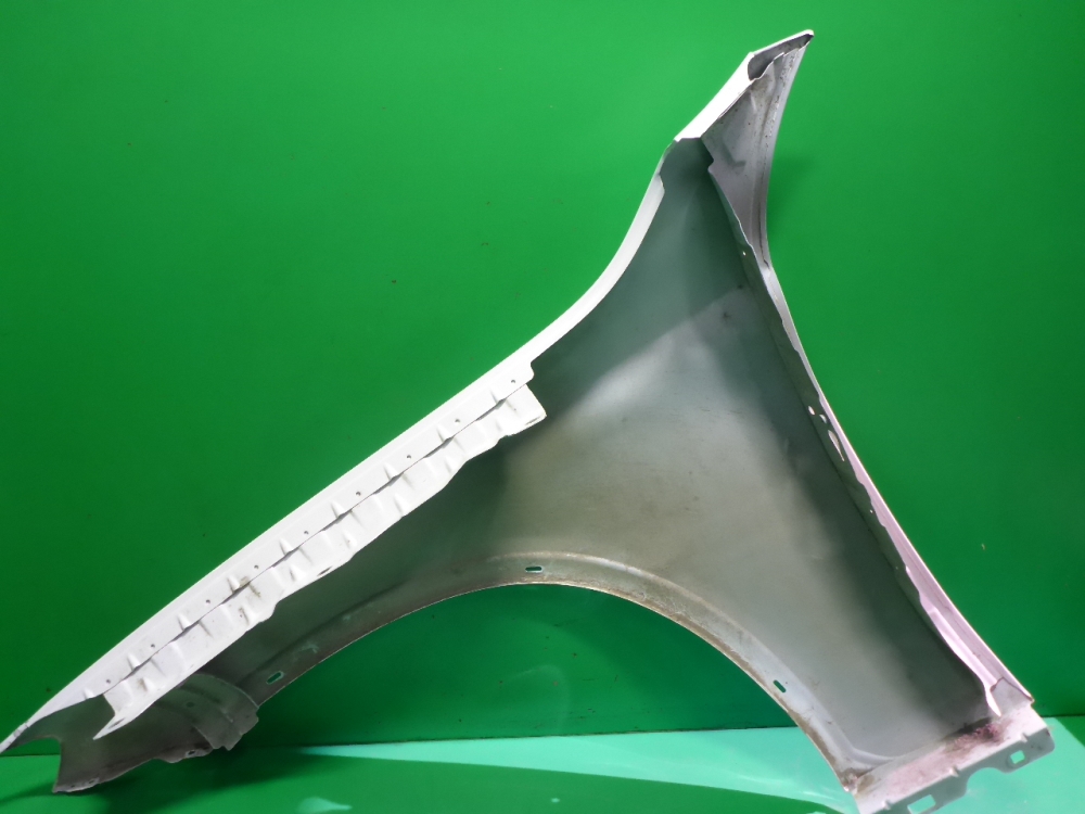 Крыло переднее правое