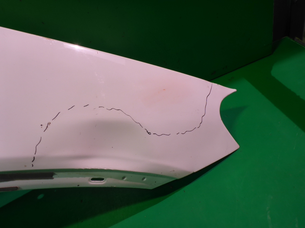 Крыло переднее правое