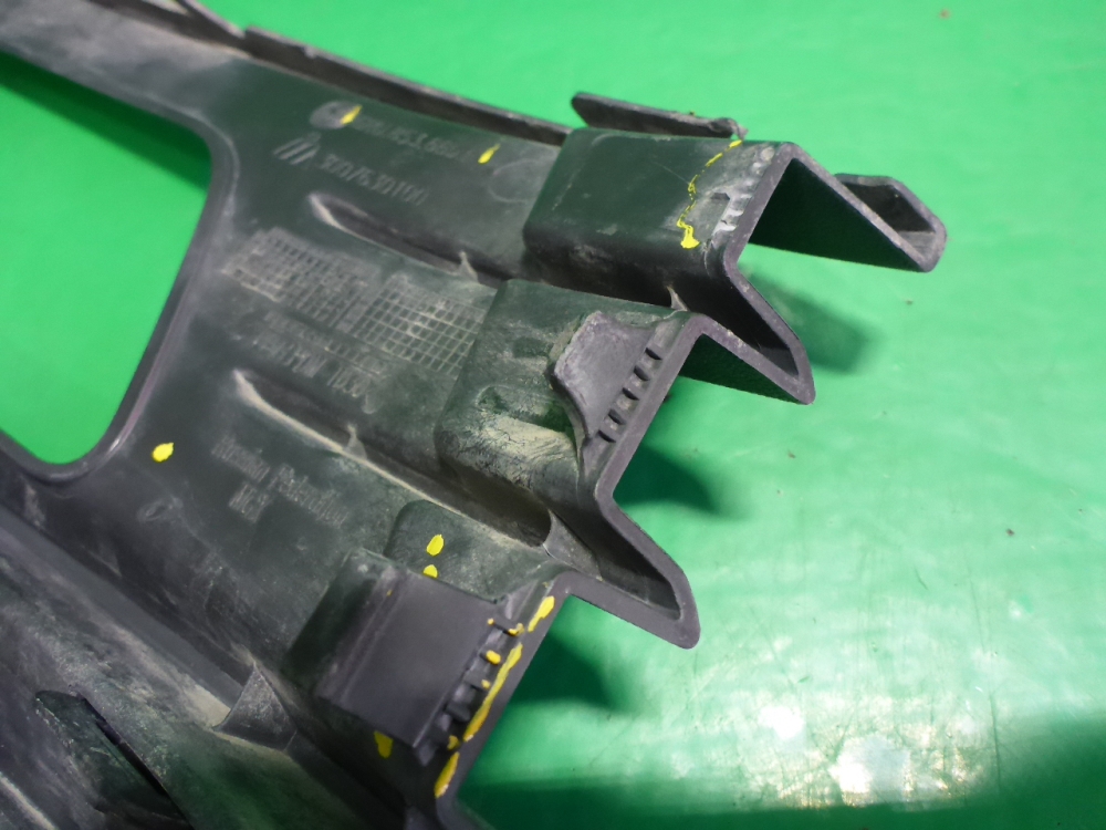 Рамка противотуманной фары левой