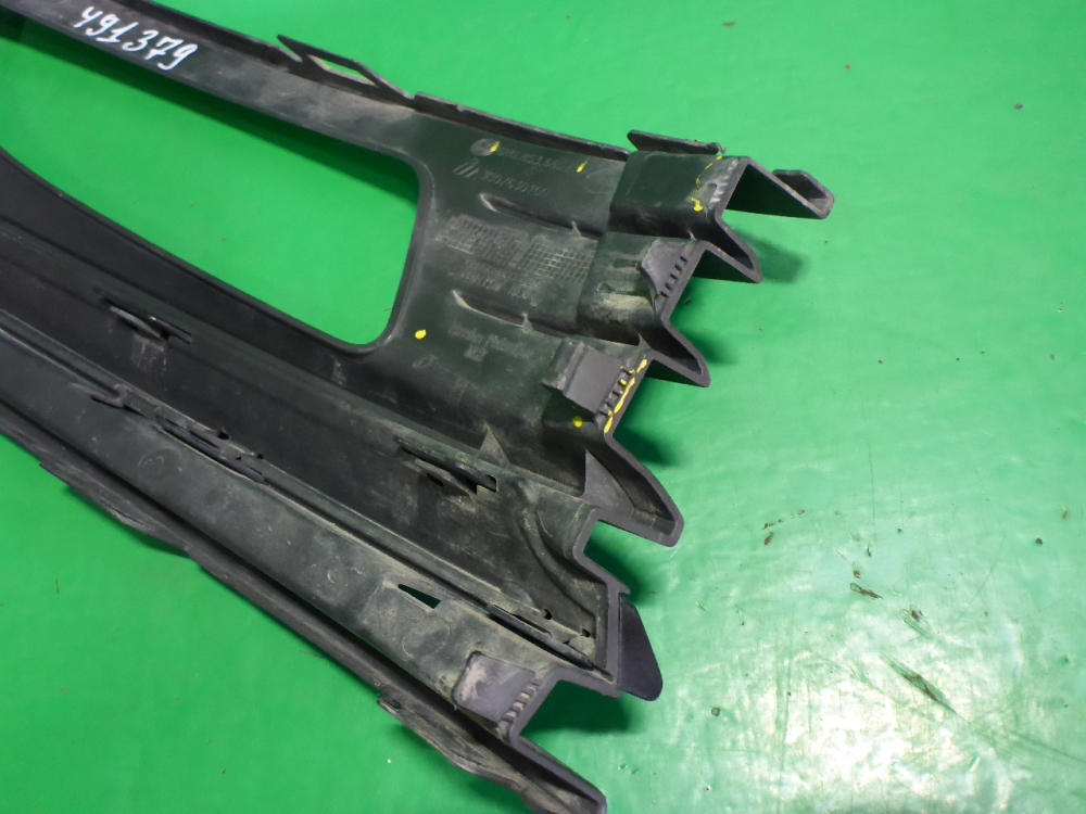 Рамка противотуманной фары левой