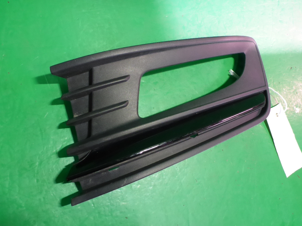 Рамка противотуманной фары левой