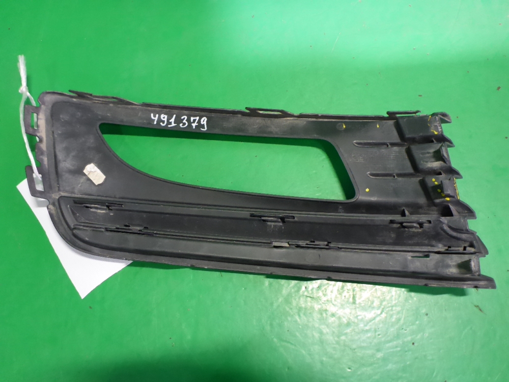 Рамка противотуманной фары левой